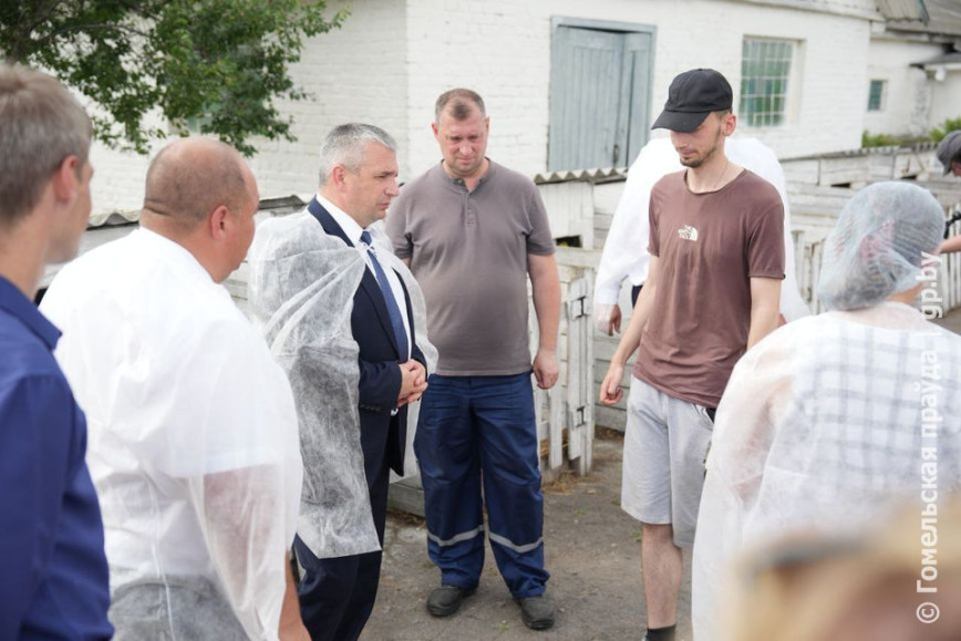 Учите молодежь... Иван Крупко и Руслан Пархамович проинспектировали молочно-товарную ферму "Новая Гута" совхоза-комбината "Сож"
