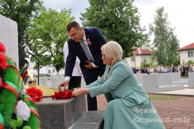 В День всенародной памяти жертв Великой Отечественной войны и геноцида белорусского народа в Октябрьском прошел митинг-реквием.