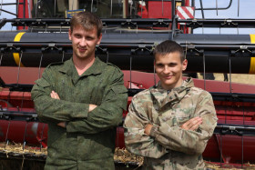 На полях ОАО "Октябрьский-агро" трудились два зерноуборочных экипажа ОАО «Октябрьский-Агро»