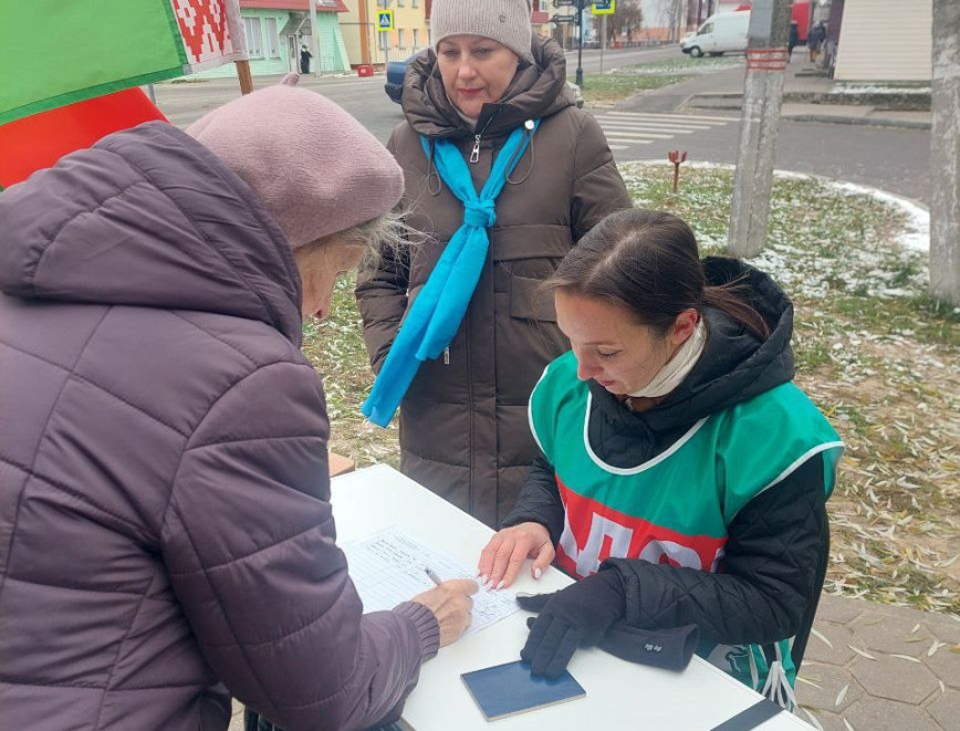 В Октябрьском работают пикеты по сбору подписей