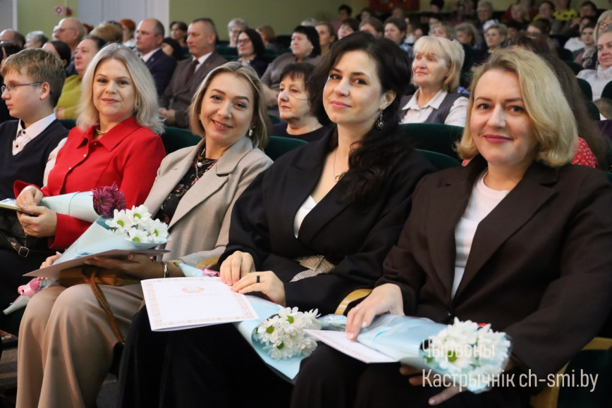 В Октябрьском центре досуга прошло торжественное мероприятие, посвященное Дню матери