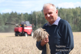 МЕХАНІЗАТАР БОЛЬШ ЧЫМ З 40-ГАДОВЫМ СТАЖАМ МІКАЛАЙ ЖЫНКО З ААТ «АКЦЯЬРСКІ-АГРА» ПРАЦУЕЦЦА ЎДАРНЫМІ ТЭМПАМІ